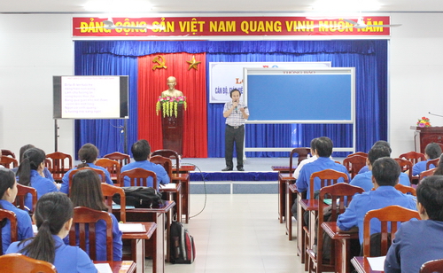 Giảng viên Nguyễn Đồng Linh – Trưởng khoa Công tác Thanh niên – Học viện TTN Việt Nam với chuyên đề “Kỹ năng chọn lọc, nắm bắt thông tin tuyên truyền trên các trang mạng xã hội”